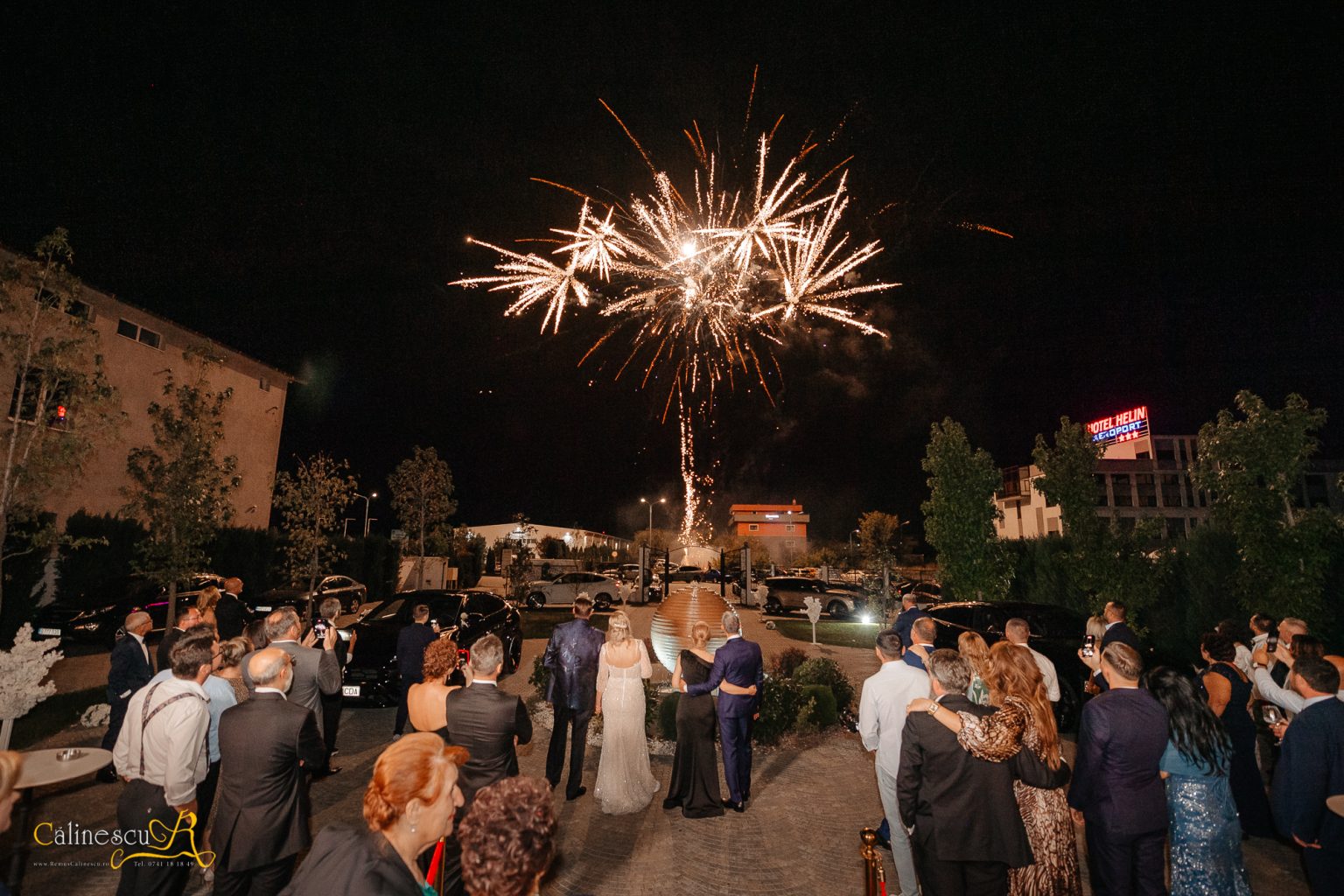 Miri si invitati privind artificiile la petrecerea de nunta